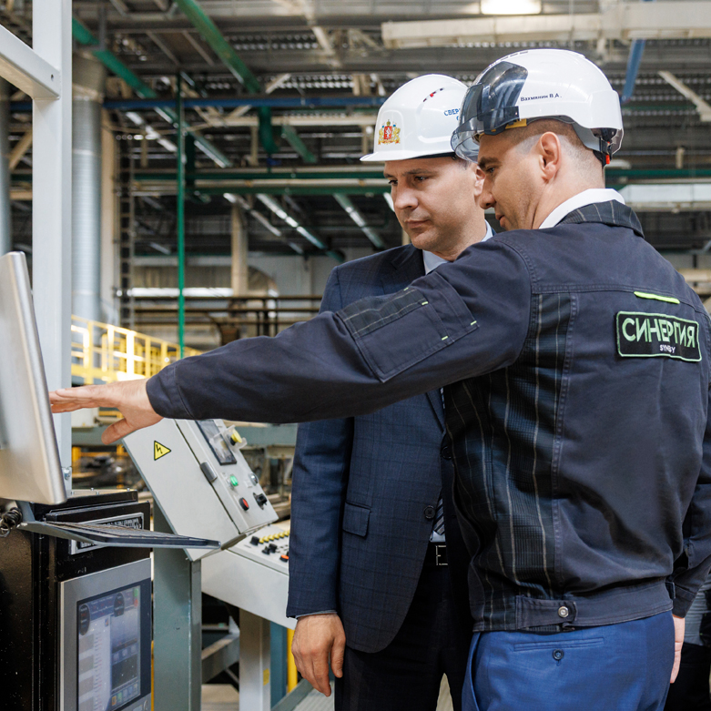 Завод "СИНЕРГИЯ" посетил глава Свердловской области Денис Паслер